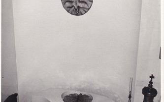 Moderní křtitelnice ve výklenku v levé části lodi v 70. letech 20. století