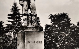 Socha Dr. Emila Holuba již před budovou České pošty