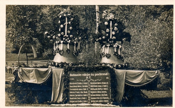 Zobrazit obrázek: Svěcení zvonů Václav a Martin na farské zahradě 2. srpna 1931