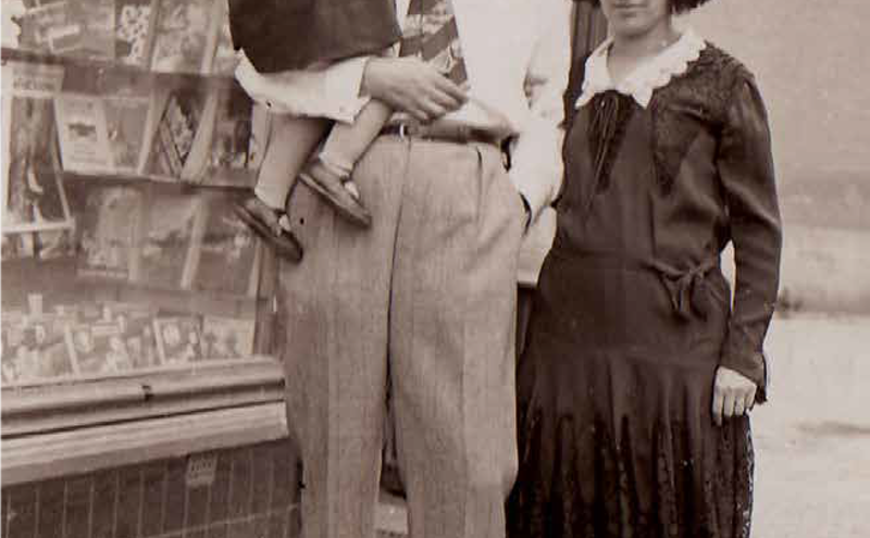 Zobrazit obrázek: Rodina Neumannových u svého obchodu