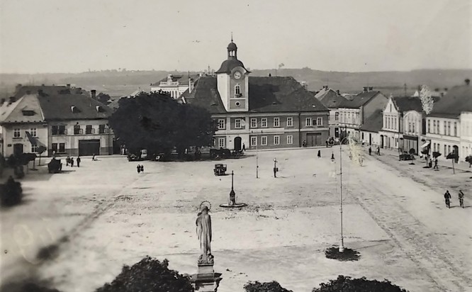 Zobrazit obrázek: Studna uprostřed holického náměstí