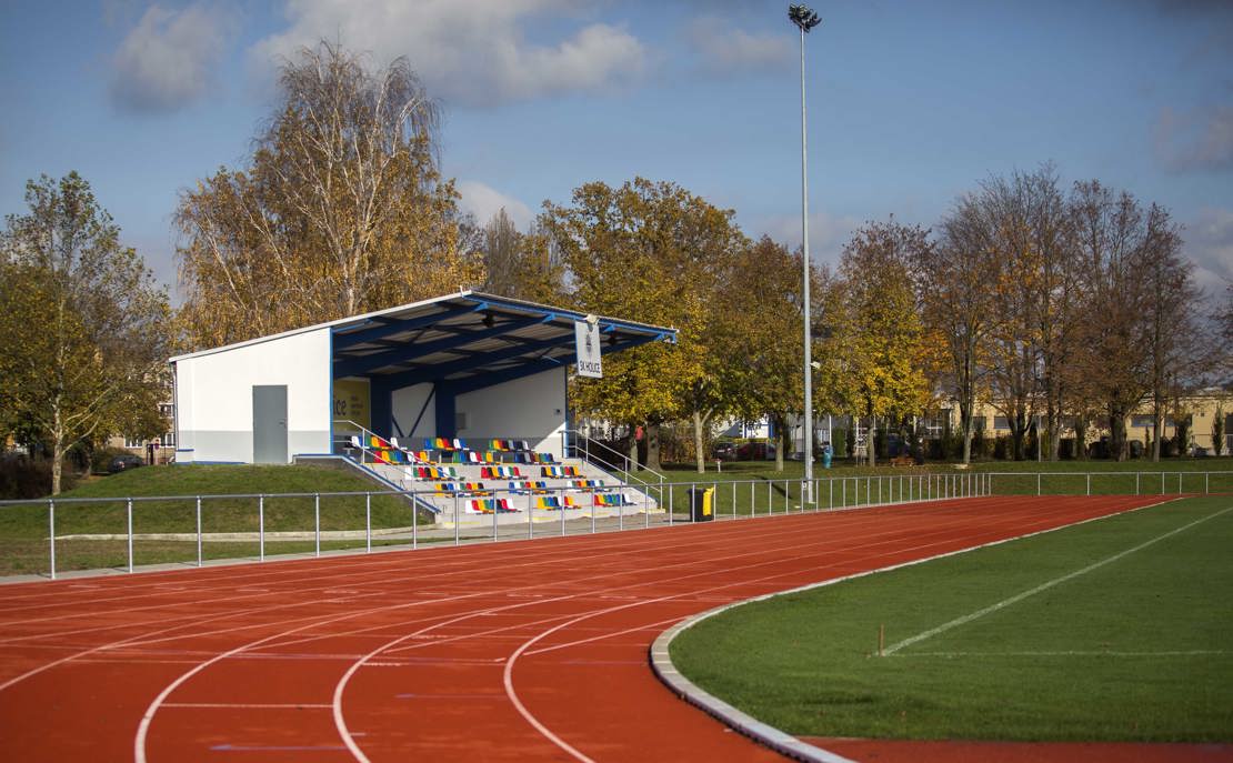 Stadion – okruh s tribunou