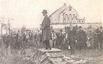 Prezident T. G. Masaryk hovoří před Sokolovnou k obyvatelům města 24. září 1922