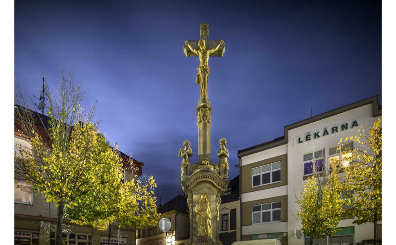 Zobrazit obrázek: Kamenný kříž na náměstí
