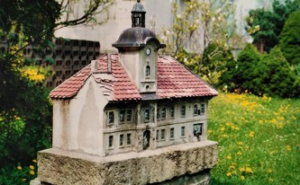 Poškozená maketa staré radnice před Památníkem Dr. Emila Holuba