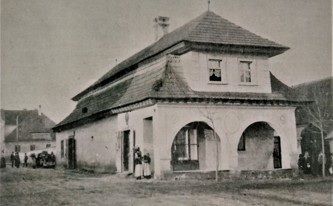 Stará pošta při výjezdu z náměstí směrem do Vysokého Mýta. Později na jejím místě vyrostla Občanská záložna, dnes sídlo Pojišťovny Kooperativa