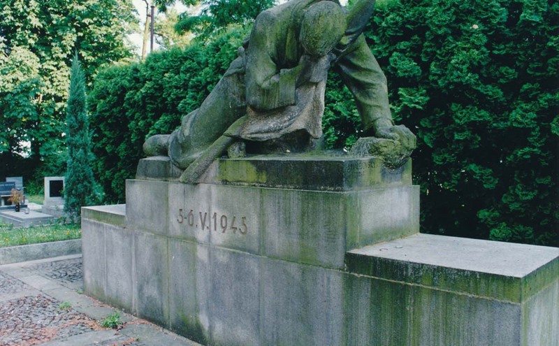 Zobrazit obrázek: Pomník Holického povstání na hřbitově