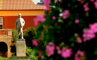 Socha Dr. Emila Holuba před budovou České pošty