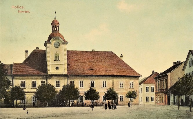 Zobrazit obrázek: Dobová pohlednice s historickou budovou radnice
