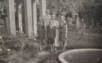 Čeněk Zemánek s rodinou na zahradě svého domu