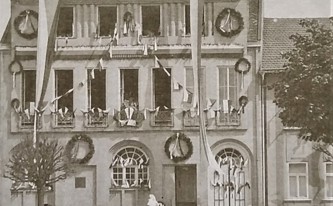 Slavnostně vyzdobený dům při návštěvě prezidenta T. G. Masaryka v Holicích 24. září 1922