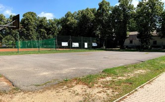 Část hřiště Na Lipáku před opravou